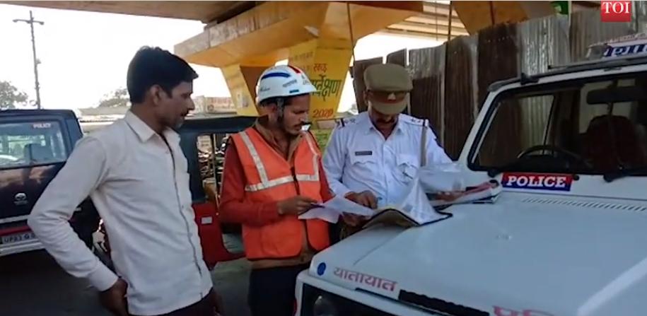 Индиец был недоволен работой дорожной полиции, и ему разрешили контролировать движение транспорта в течение двух часов