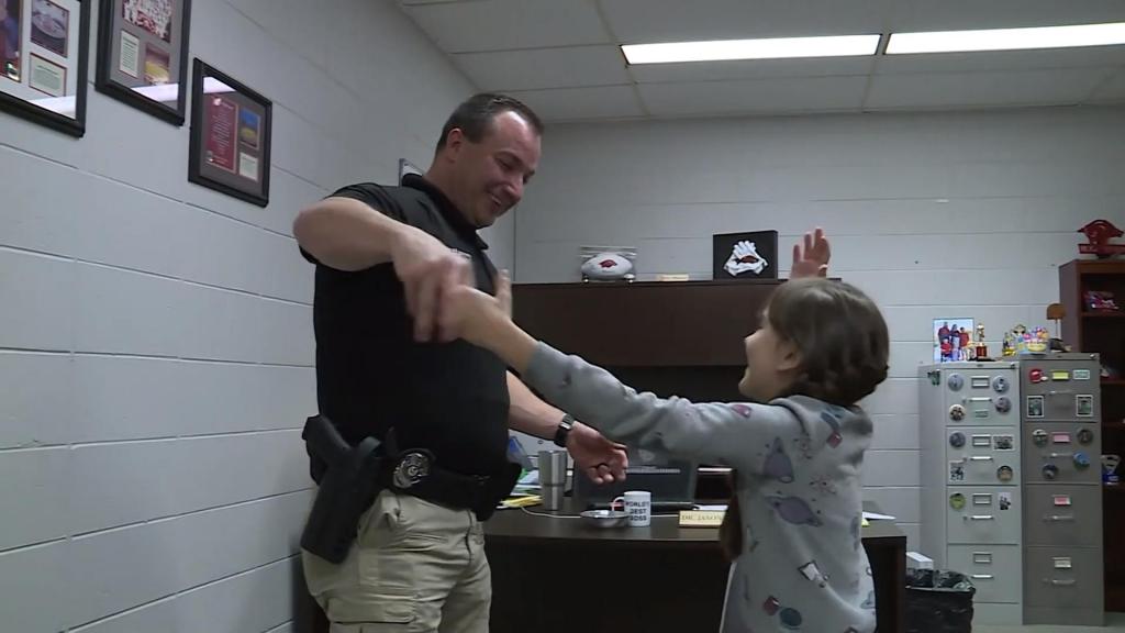 Полицейский из Арканзаса Ник Харви сопровождает 8-летнюю дочку своего товарища на «Бал отца и дочери»