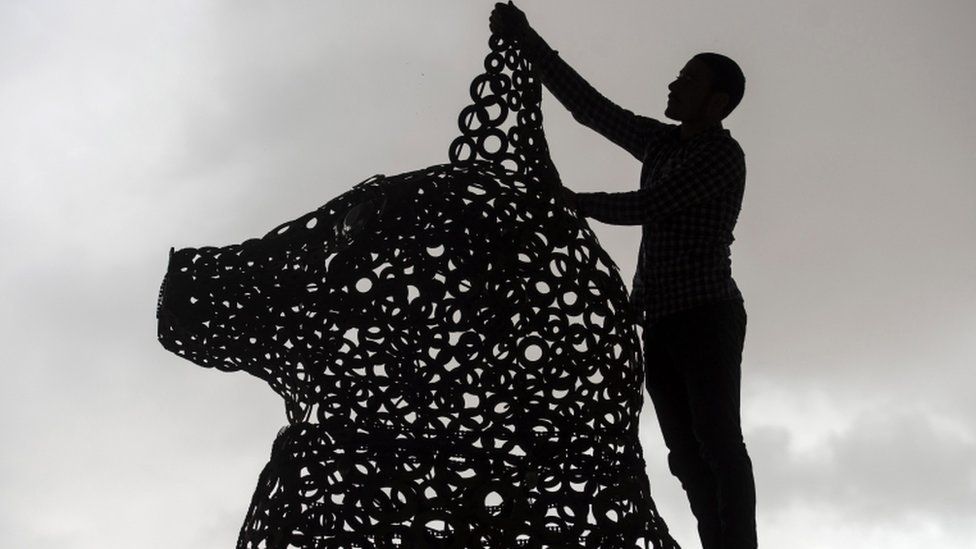 Как живет Африка: например, Ибрагим Салах делает статую из 3000 кусочков (фото)