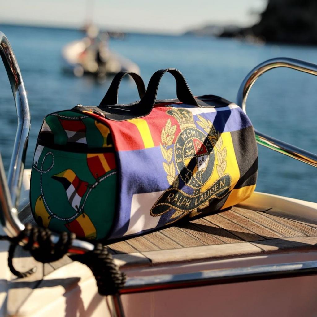 Творческая переработка: дизайнер Франк Жубер создает стильные сумки из спортивных футболок