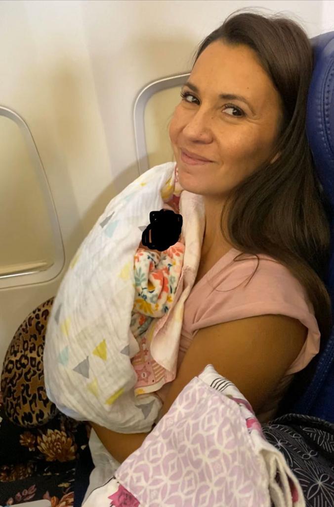 Супруги летели домой с новорожденным малышом. Когда пассажиры узнали об удочерении, то поздравили пару очень трогательным способом