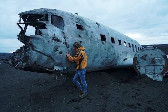 Исчезающий самолет: в Исландии старый военный аэробус постепенно «уменьшается» не без помощи местных жителей