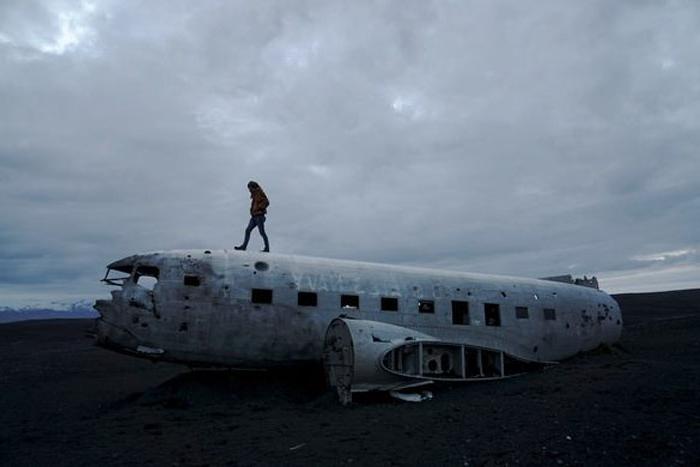 Исчезающий самолет: в Исландии старый военный аэробус постепенно «уменьшается» не без помощи местных жителей
