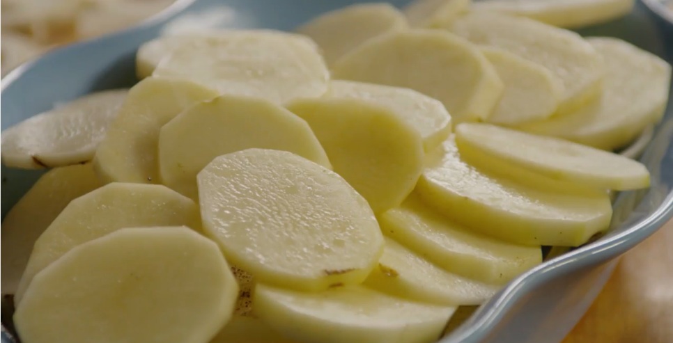 Лучшее сочетание нежного сырно-сливочного соуса и картофеля: рецепт из Франции