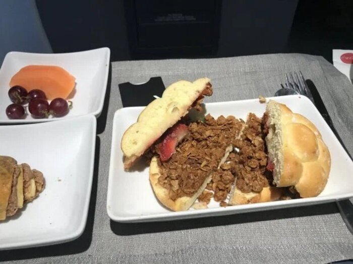 Пассажирам самолета в качестве перекуса выдали сухие булочки с гранолой