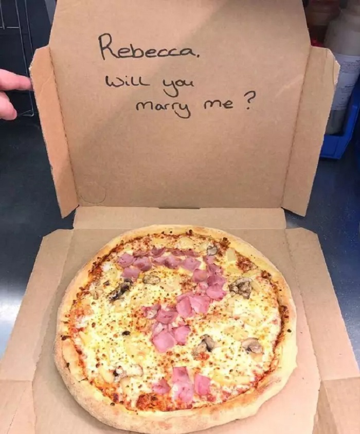 Когда привезли заказанную пиццу, Ребекка не догадывалась, что она будет с романтическими "добавками"