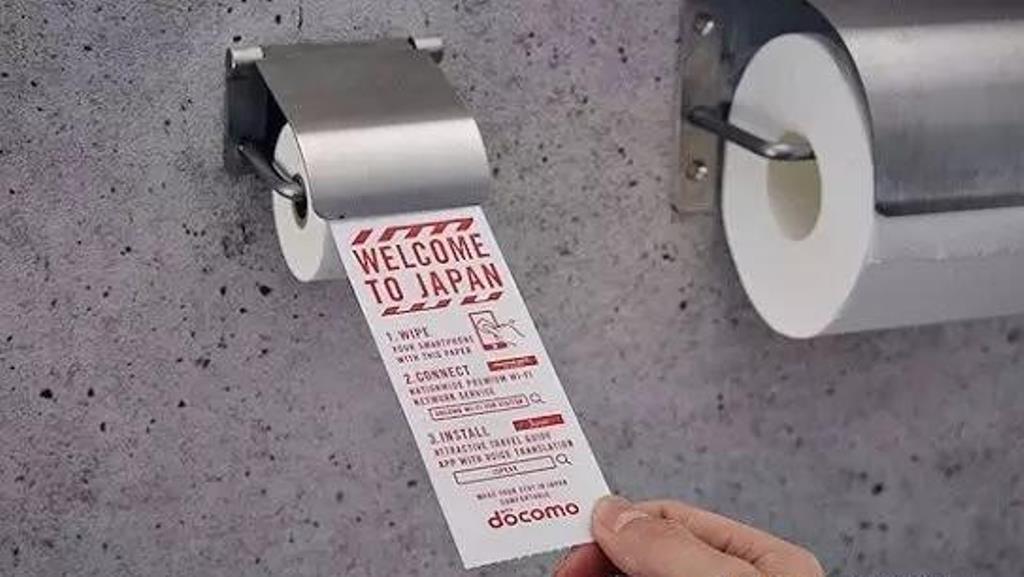 Эта удивительная Япония: почему в общественной уборной вместо одного висит 12 рулонов туалетной бумаги, а дверь закрывается на два замка