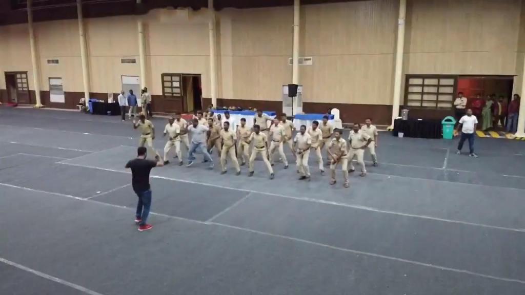 Индия: Бангалорская полиция танцует, чтобы снять стресс. Пользователи Twitter называют это «отличной инициативой»