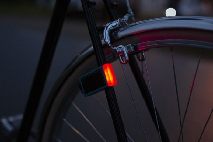 25-летний дизайнер из Амстердама спроектировал велосипедную лампу с солнечными батареями и защитой от краж
