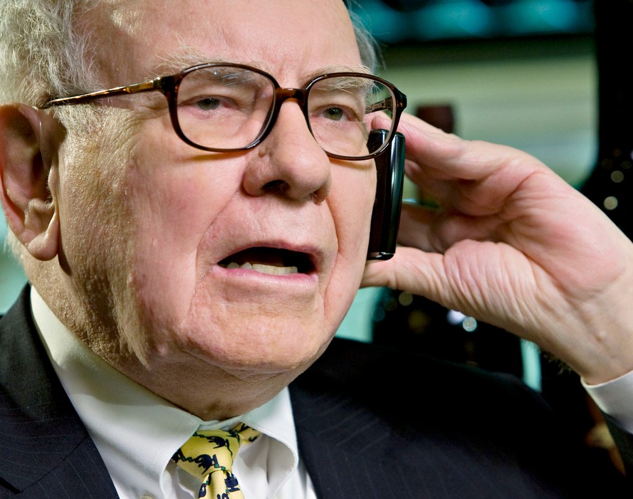 Миллиардер Уоррен Баффет в 89 лет наконец-то сменил "раскладушку" на айфон