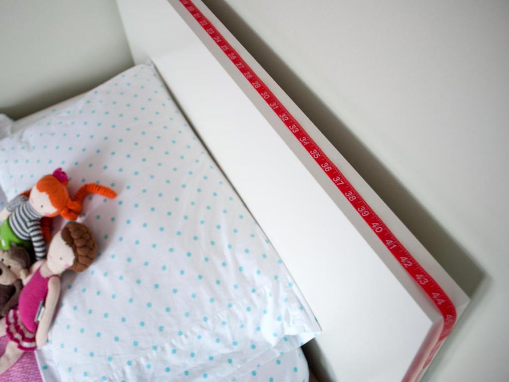 Для изголовья детской кровати я сшила удобный, симпатичный чехол с карманами для хранения мелочей