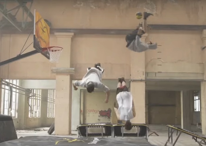 Таким прыжкам позавидовал бы и Майкл Джордан: трюкачи сыграли в невероятный баскетбол на заброшенной электростанции (видео)