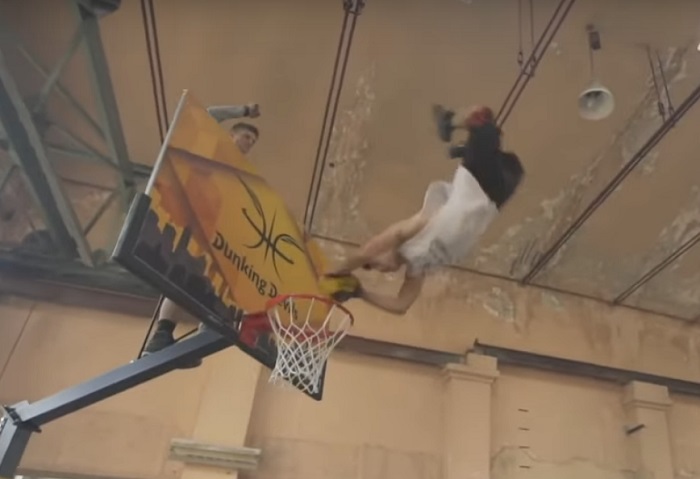 Таким прыжкам позавидовал бы и Майкл Джордан: трюкачи сыграли в невероятный баскетбол на заброшенной электростанции (видео)
