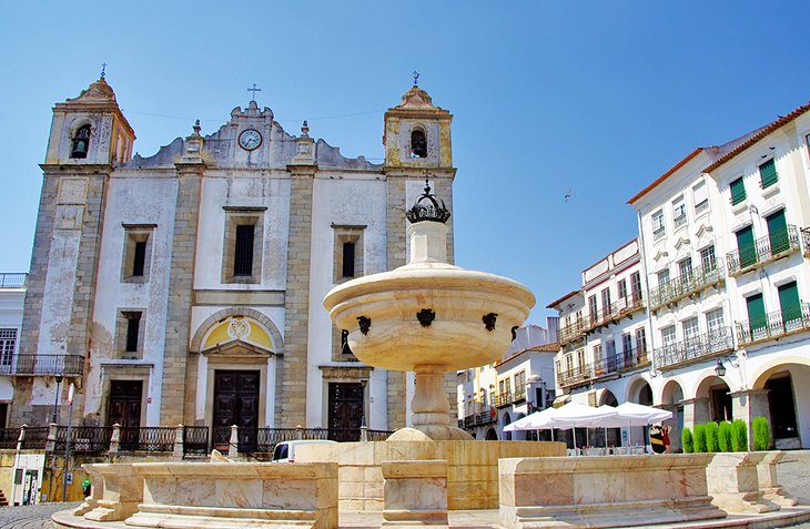 Лучшие достопримечательности и места для отдыха в городе Эвора: главному городскому собору более 800 лет