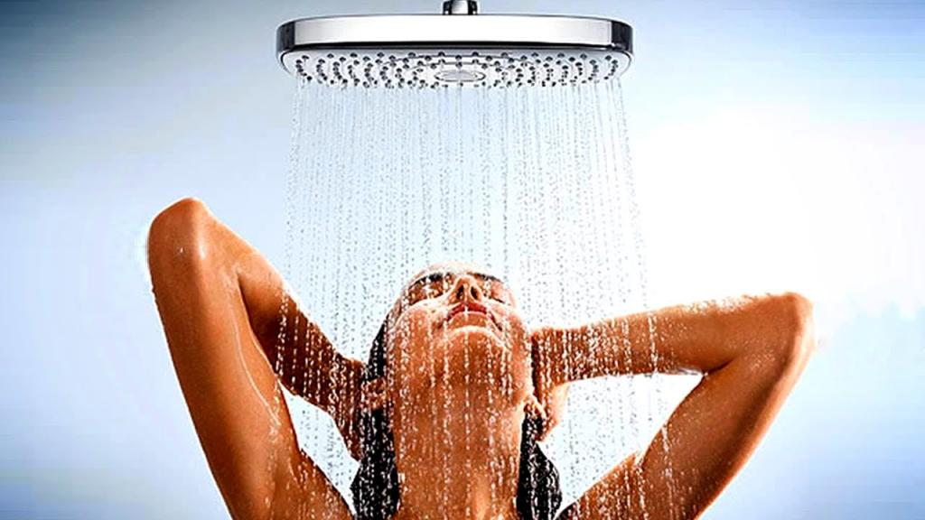 Взрослая женщина принимает душ
