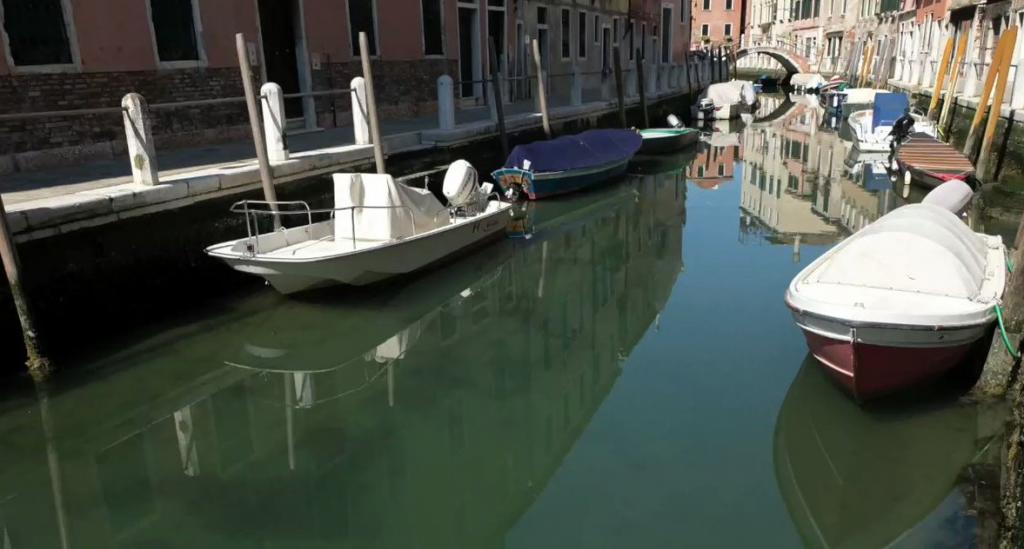 В Венеции рассказали о принятых властями мерах для очищения каналов: сокращение водного транспорта