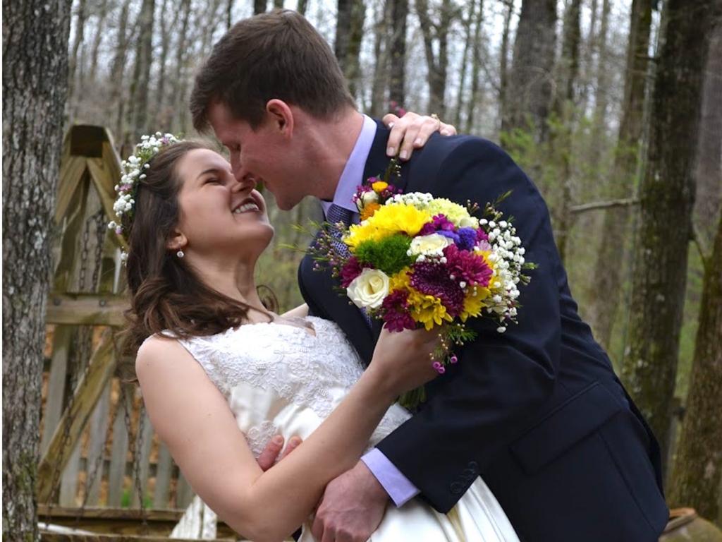 Пара не хотела, чтобы коронавирус разрушил их планы, поэтому поженилась через 2 дня после помолвки: как молодоженам удалось организовать свадьбу так быстро