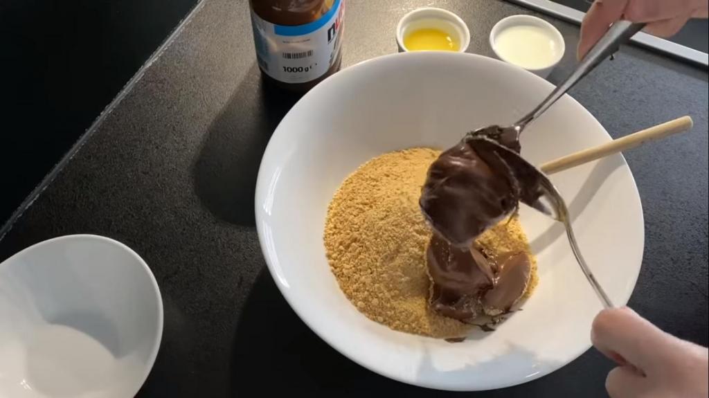 Не люблю выпечку, поэтому готовлю шоколадный рулет с бананом за 10 минут: рецепт с фото