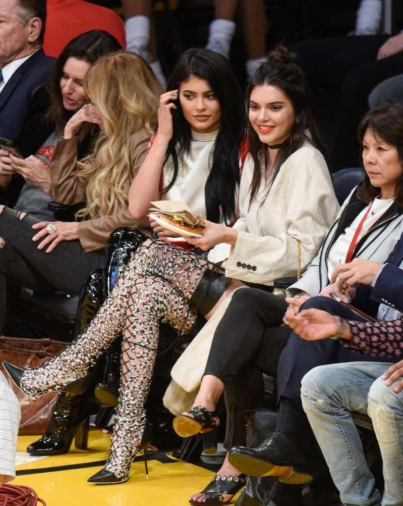 Когда со вкусом беда: Ким Кардашян и другие знаменитости в довольно странной обуви