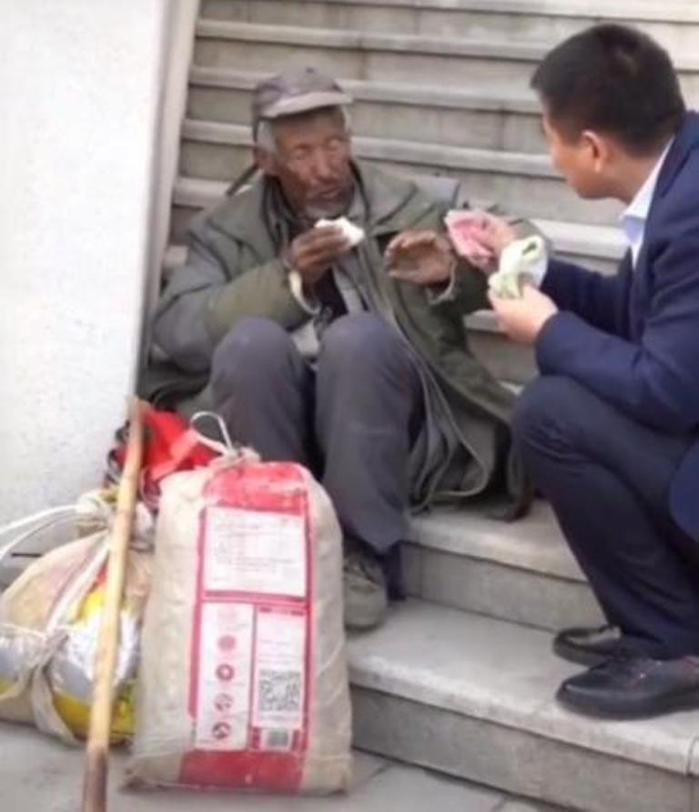Молодой человек в дорогом костюме подошел к нищему, который собирался поесть черствую булочку, и попросил у него денег на проезд
