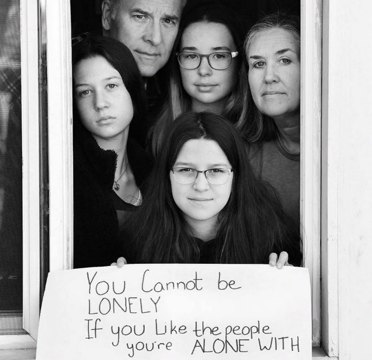 Послание через окно: Стивен Лавкин начал фотографировать семьи, изолирующиеся в Бруклине, Нью-Йорк