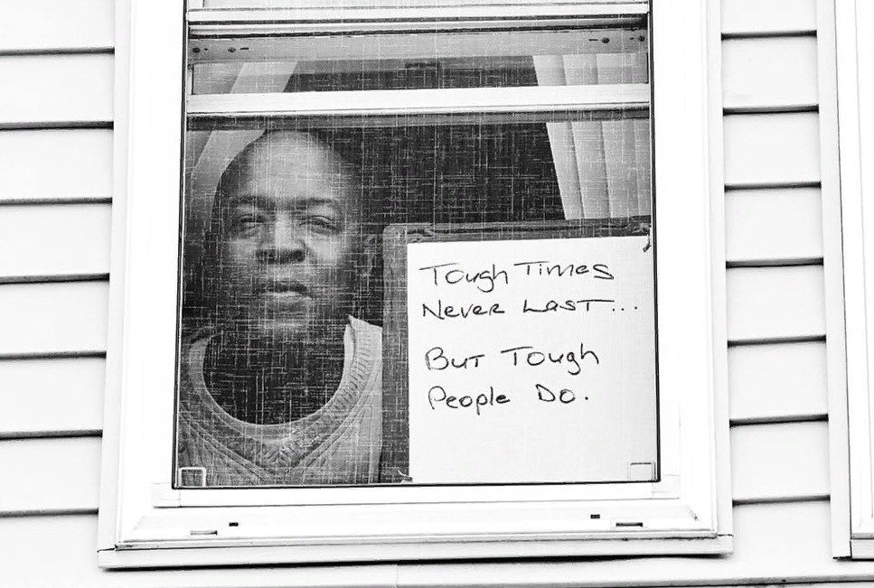 Послание через окно: Стивен Лавкин начал фотографировать семьи, изолирующиеся в Бруклине, Нью-Йорк