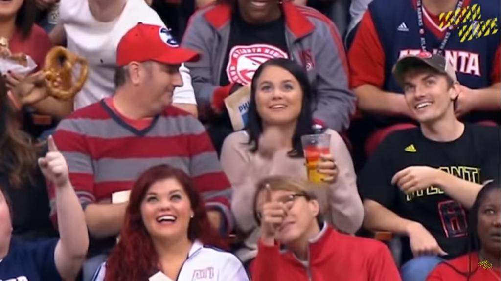 Kiss cam или love camera: что происходит, когда камера захватывает пару, сидящую на стадионе (забавное видео)