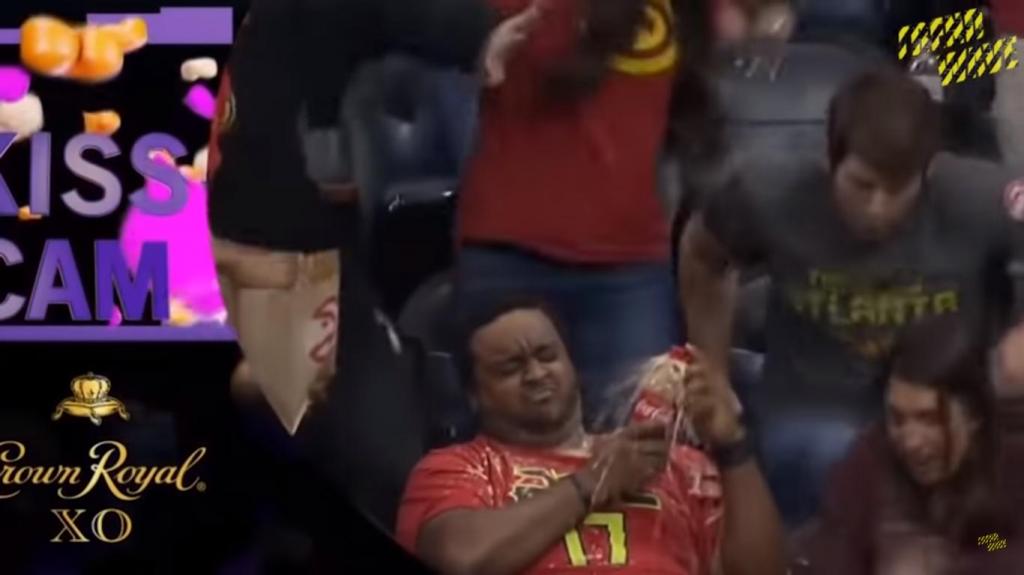 Kiss cam или love camera: что происходит, когда камера захватывает пару, сидящую на стадионе (забавное видео)