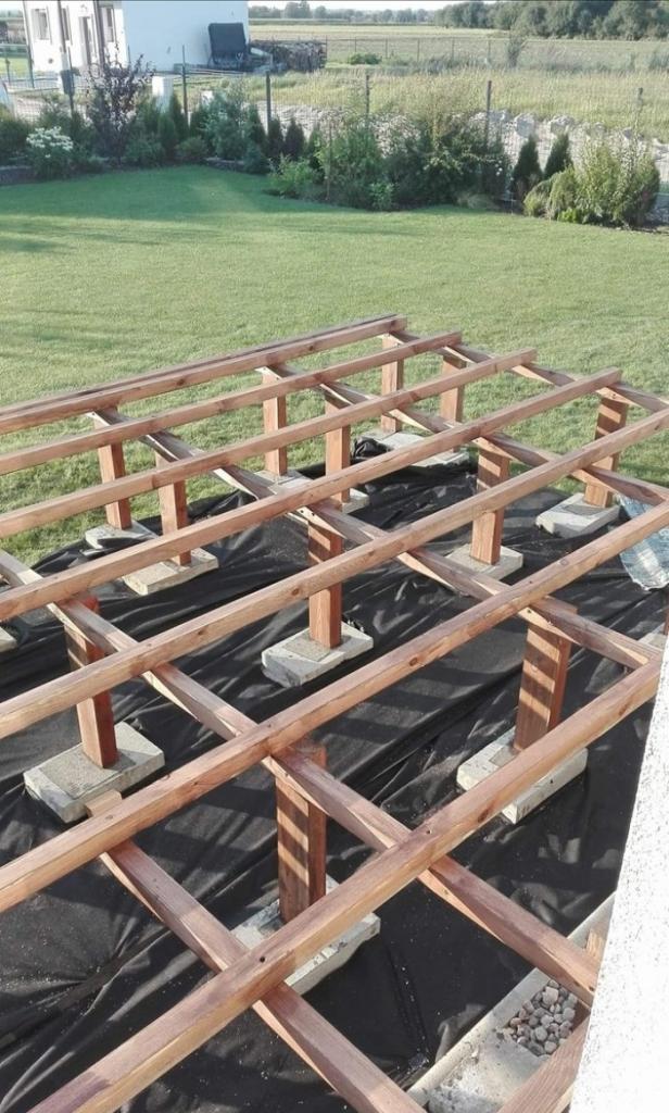 Муж с женой сами построили деревянную террасу: сколько материала ушло и как шел процесс (фото)