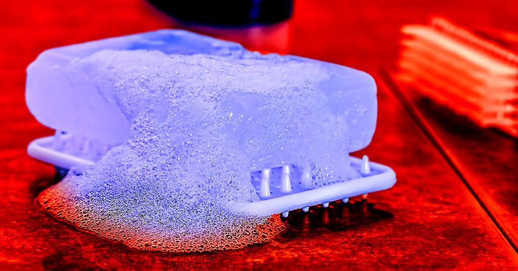 Мыло разбивает оболочку вирусов за 20 секунд: почему надо слушать врачей