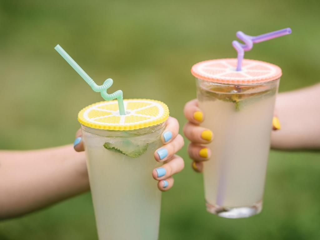 Для лимонадов и коктейлей я сделала красивые бисерные подставки: ими также можно накрывать стакан с напитком