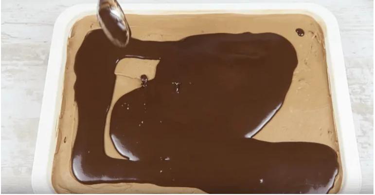 "Шоколадная молния" с Nutella: удивительный сочный торт, приготовленный за 20 минут. На каждом празднике номер один