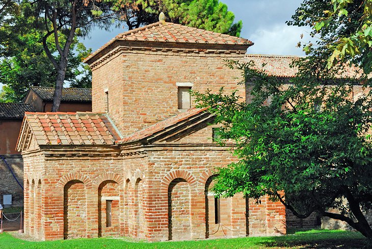 11 популярных достопримечательностей города Равенны: церковь Сан-Витале построена в первой половине VI века
