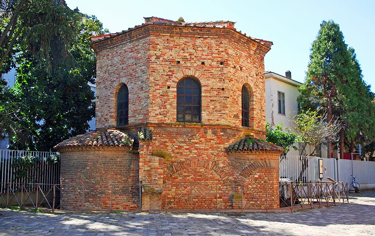 11 популярных достопримечательностей города Равенны: церковь Сан-Витале построена в первой половине VI века
