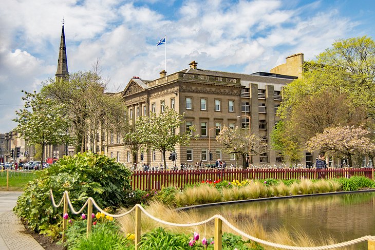 Красочные районы и отели Эдинбурга: где остановиться различным категориям туристов