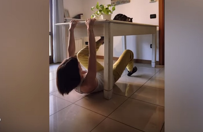 Нету скал - подойдет мебель: девушка занимается альпинизмом не выходя из дома (видео)