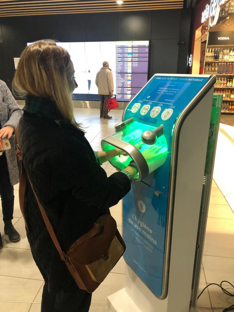 Французский стартап разработал терминал для общественных мест, который дезинфицирует руки за 7 секунд
