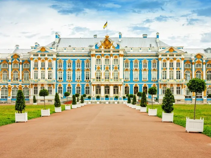 Виндзорский замок, Версаль, Екатерининский дворец и другие замки и королевские резиденции, которые можно посетить, не вставая с дивана