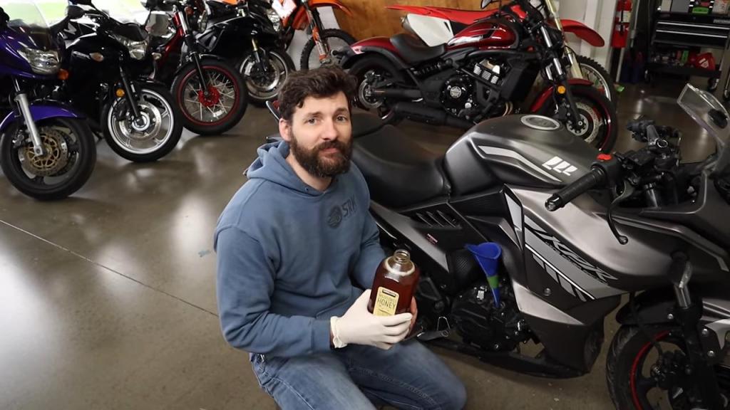 Можно ли в мотоцикле использовать мед вместо моторного масла? Байкер попытался ответить на этот странный вопрос