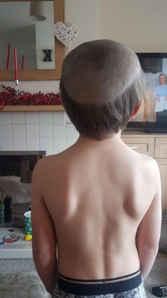 5-летний мальчик нашел у отца машинку для стрижки волос: услышав смех, отец влетел в комнату, но было поздно