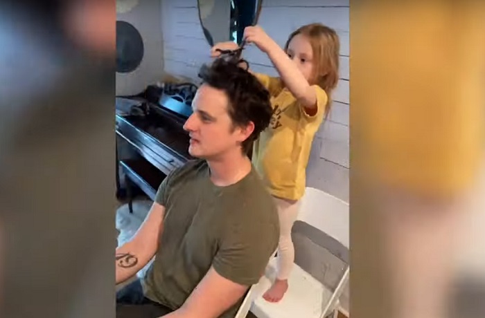 Мужчина из-за карантине не мог пойти в парикмахерскую постричься: ему на выручку пришла 4-летняя дочь (видео)
