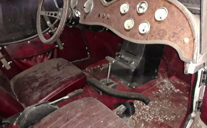 Удивительная находка: парень открыл двери старого сарая и не поверил глазам – там стоял подлинный "Ягуар-SS100" 1937 года