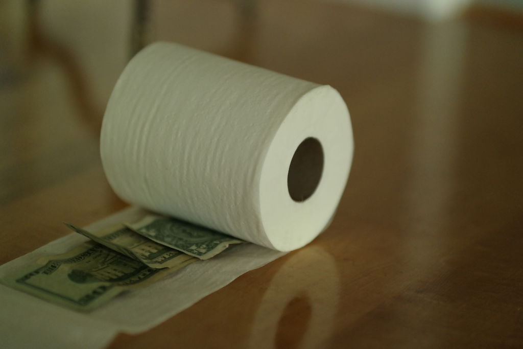 Туалетная бумага и часы: самые удачные места для того, чтобы спрятать деньги
