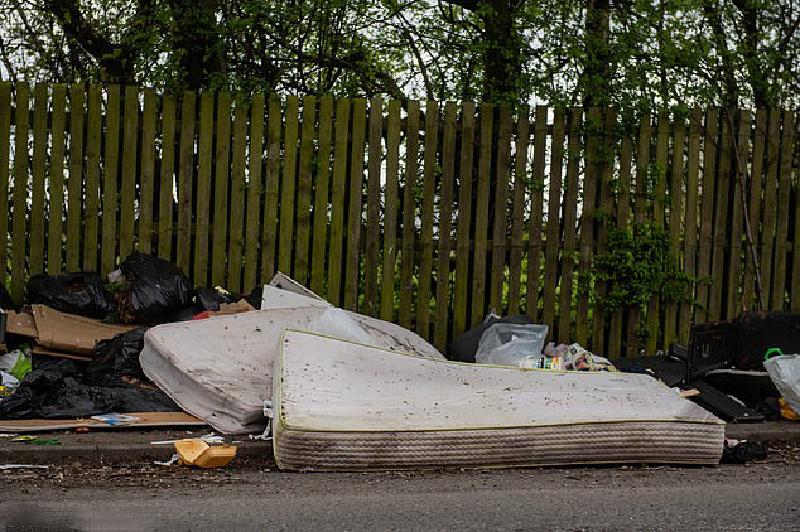 Из-за нехватки персонала улицы Британии завалены грудами мусора и одежды