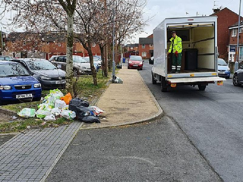 Из-за нехватки персонала улицы Британии завалены грудами мусора и одежды