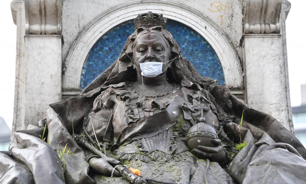 Про них тоже никто не забыл: статуи в медицинских масках по всему миру (фото)