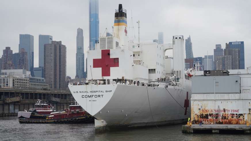 Нашумевший в Сети корабль-госпиталь стоит пустой в порту Нью-Йорка: кого пускают на борт и почему из 1000 койко-мест заняты только 20