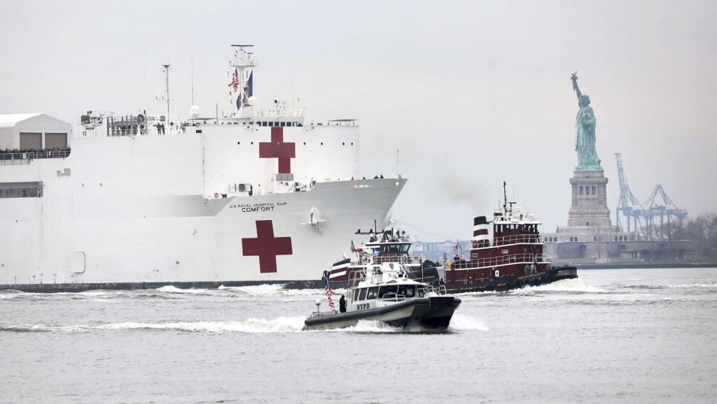 Нашумевший в Сети корабль-госпиталь стоит пустой в порту Нью-Йорка: кого пускают на борт и почему из 1000 койко-мест заняты только 20