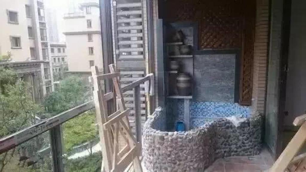 Пруд для рыбок на балконе: мужчина не стал тратить деньги на обычный аквариум