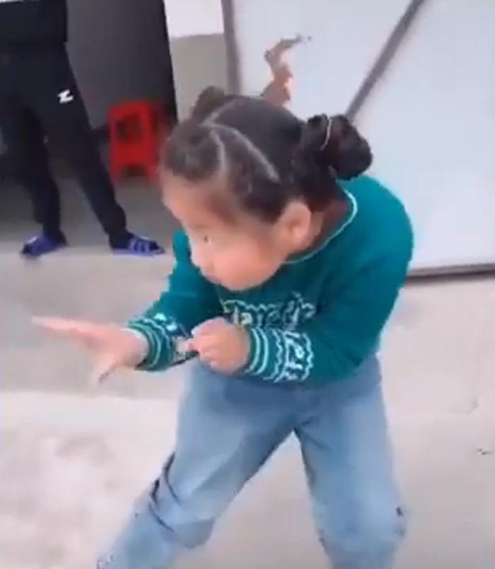 7-летняя китайская девочка танцует на улице так, что ей завидуют взрослые: видео